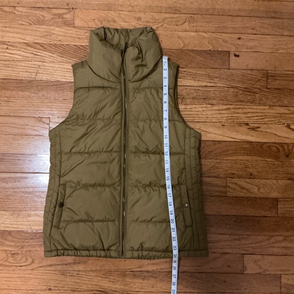 Old Navy - Women's Olive Green Puffer Vest - Picture 7 of 8